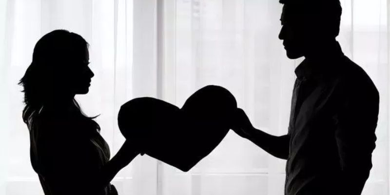 Nằm mơ thấy người yêu cũ nhắn tin đòi quay lại